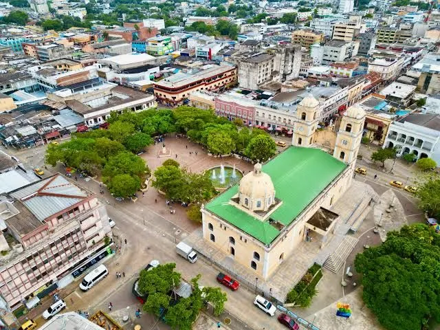 Vista aérea del centro de Sincelejo, con su plaza y una iglesia de techo verde